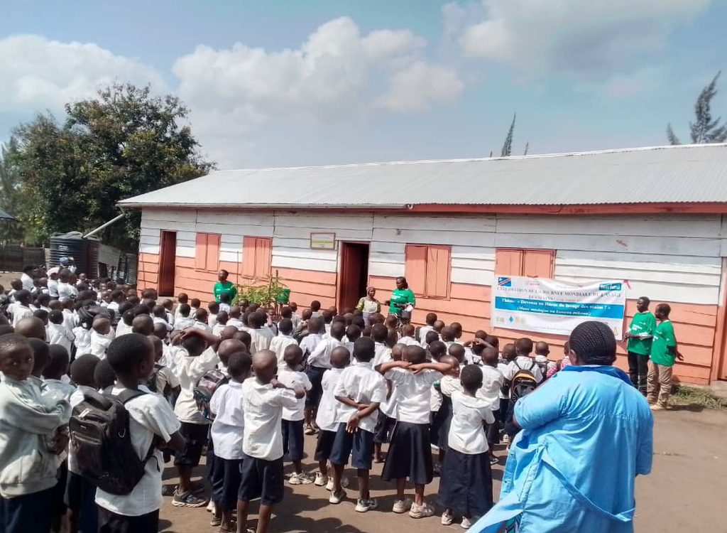 Journée mondiale du lavage des mains, à Kasindi les mobilisateurs communautaires de Tearfund sensibilisent les élèves sur le lavage des mains 